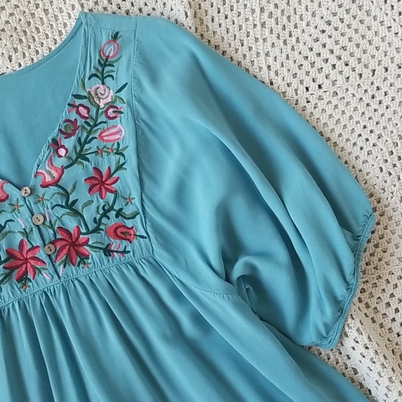 🌺 Embroidered Tunic Top - Picture 5 of 7